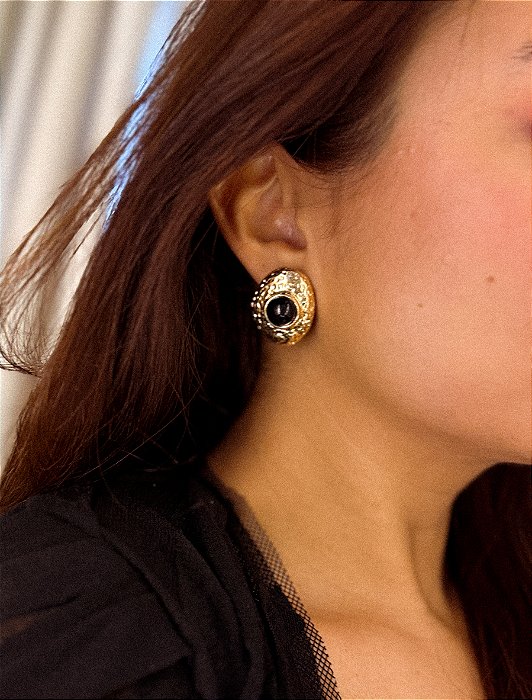 BRINCO PEQUENO OVAL FOSCO TRABALHADO RESINA PRETO C/ DOURADO