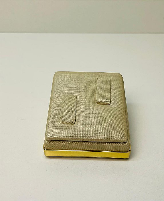 EXPOSITOR DE ALIANÇA RAMPA PÉROLA COM FRISO