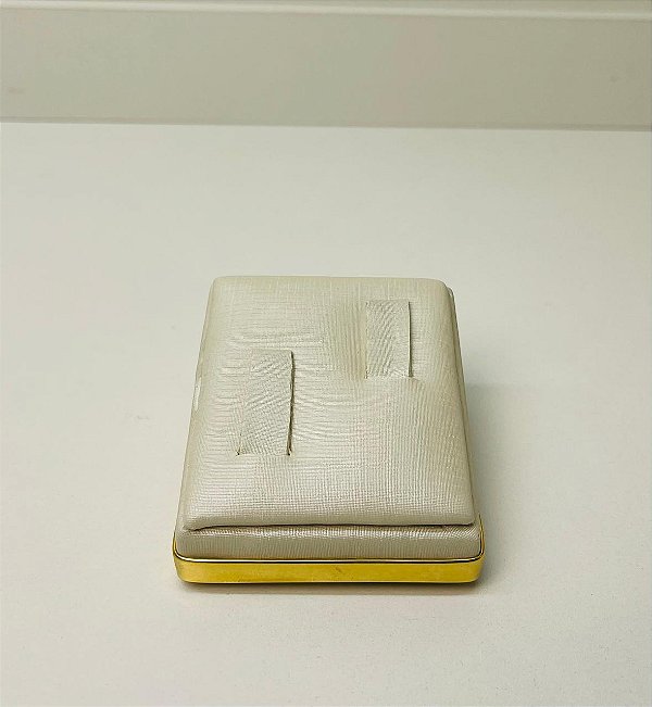 EXPOSITOR DE ALIANÇA RAMPA OFF WHITE COM FRISO
