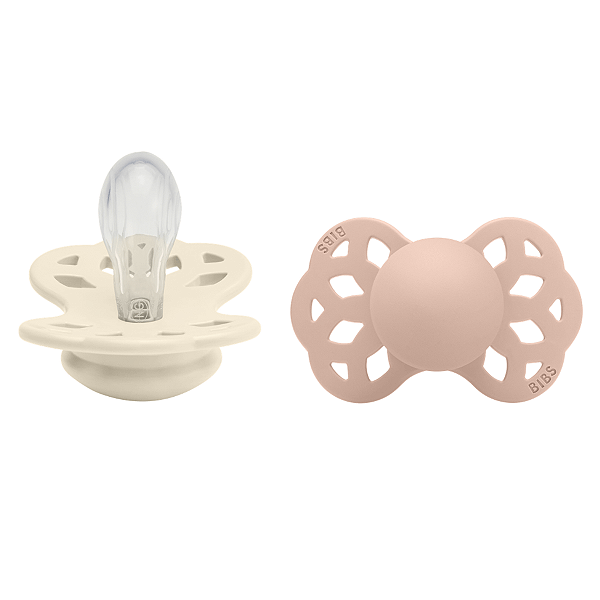 Kit com Duas Chupetas Infinity Silicone Areia e Rosa Bebê Tam 1 Bibs