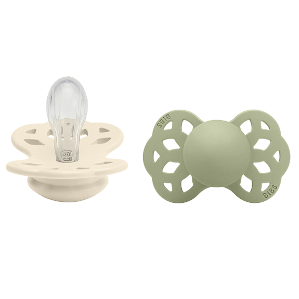 Kit com Duas Chupetas Infinity Silicone Areia e Verde Salvia Tam 1 Bibs