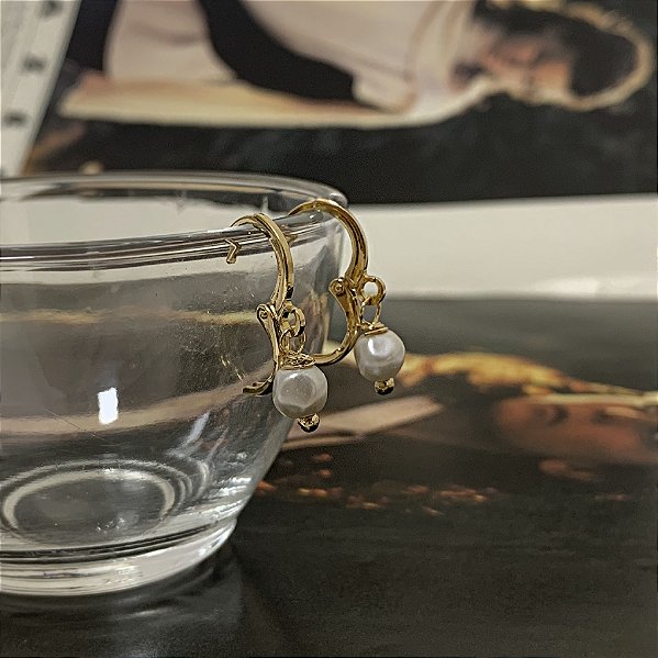 Argola Articulada com Pérola Shell Folheada a Ouro