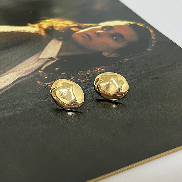 Brinco Oval Abaulado Martelado Formato Orgânico Folheado a Ouro