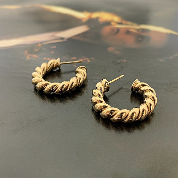 Argola de Tubo Torcida M Folheado a Ouro