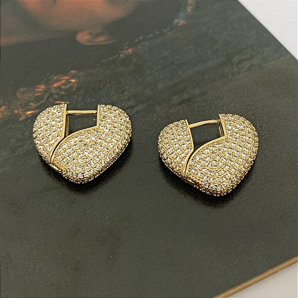 Argola Articulada de Coração Cravejada com Microzircônias Folheada a Ouro