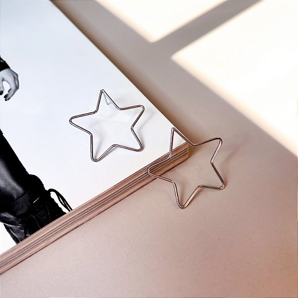 Brinco de Estrela Vazada em Aço Inox