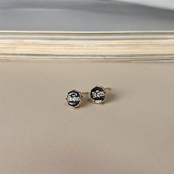 Brinco The Beatles Resinado Folheado a Ouro - PRETO