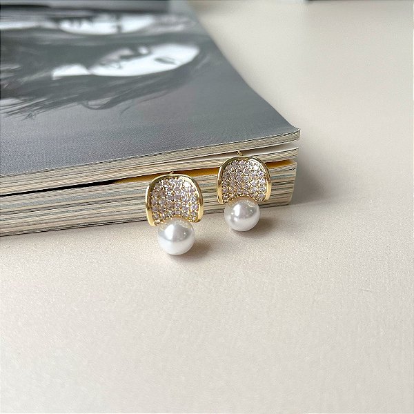 Brinco Semi Abaulado Cravejado com Pérola Folheado a Ouro