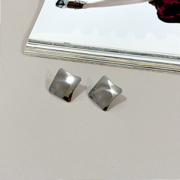 Brinco Losango Liso em Aço inox
