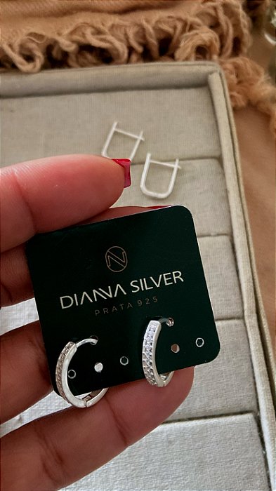 BRINCOS EM PRATA 925 ​​​​​​​ DE ARGOLA DE CLIQUE  COM A FRENTE VAZADA, CRAVEJADA COM ZIRCÔNIAS E LISA ATRÁS