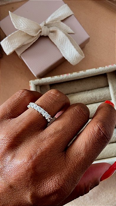 ANEL EM PRATA925 - APARADOR MEIO ARO CRAVEJADO COM ZIRCÔNIA CRISTAL