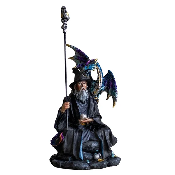 Mago Merlin com cajado, bola de cristal e dragão