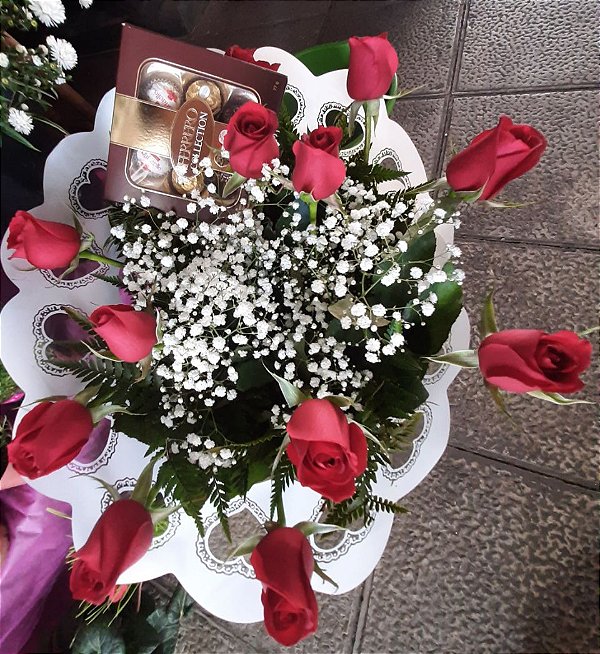 BUQUÊ DE ROSAS VERMELHAS  1 DZ, COM CHOCOLATE