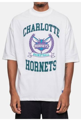 Camiseta NBA Oversized Armorial Charlotte Hornets Off White