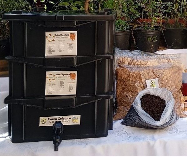 Composteira: 3 caixas (15 l cada uma)