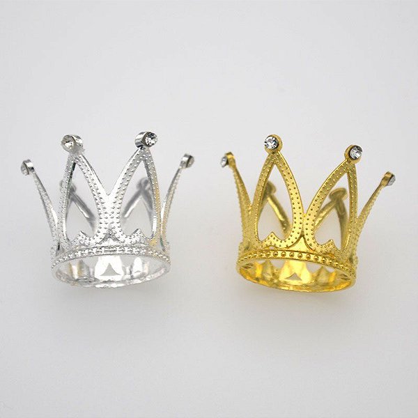 Mini Coroa de metal (ferro)  dourada ou prateada - com argolas para fixação. Tamanho: 5 cm x 3,5 largura (base), dourada - Venda por Unidade