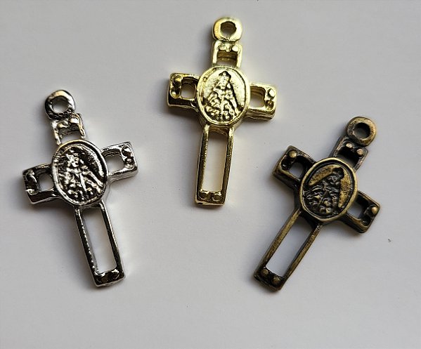 Cruz - Crucifixo - Pingente de ferro - 25 x 15mm -  Dourada, Prateada e Ouro Velho - Embalagem com 3 unidades da mesma cor