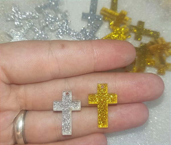 Cruz ou Crucifixo  em Acrílico com Purpurina - Cores: Prata ou Dourado - Tamanho: 13mmx21 (2.1cm altura x 1.3 cm largura)  - Embalagem com 5 unidades da mesma cor