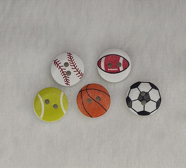Botão com dois furos de madeira com bolas de diferentes esportes - 15mm - Pacote com 5 botões (Futebol, tenis, basquete, futebol americano e beisebol)