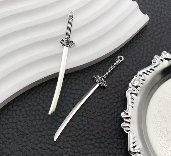 Pingente Miniatura Espada Katana Metal - 7cm - Venda por Unidade