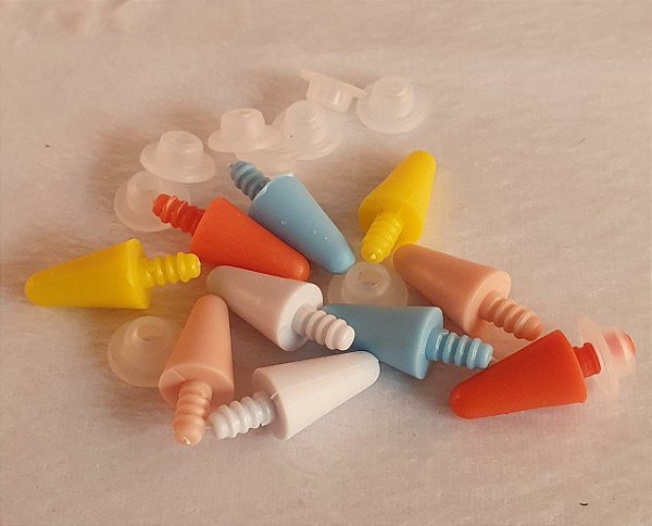 Pino plástico com trava de segurança -  20mm (2cm)-  Muito usado como chifre, dente, nariz de boneco de neve, espinho de dinossauro etc. - Cores: Branco, laranja, azul claro, rosa claro e amarelo -Pacote com 6 unidades e travas da cor escolhida