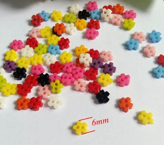Micro Botão Flor quadrada Colorida -Plastico - Tamanho 6mm - (Pacote com 50 unidades)