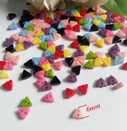 Micro Botão Triângulo Colorido - Plástico - Tamanho 6 mm - (Pacote com 50 unidades)