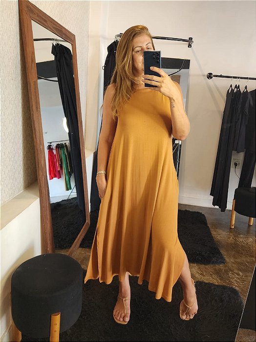 Vestido regata viscolycra c bolsos e fendas caramelo