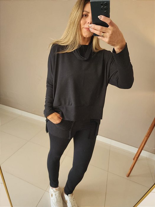 Blusa manga longa em moletinho c gola na cor preto
