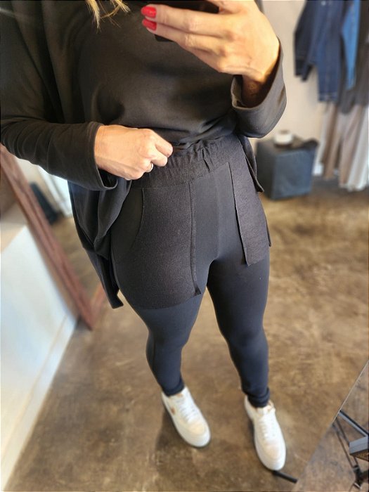 Calça clochard moletinho de viscose na cor preta