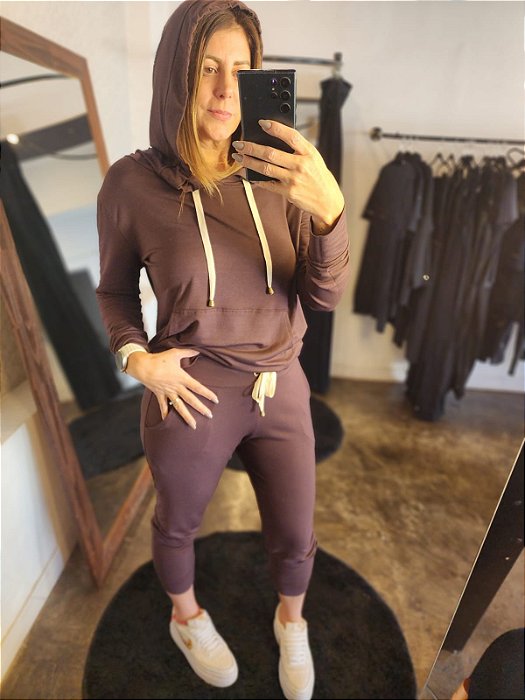 Calça jogger moletinho marrom c ilhoes e cordão