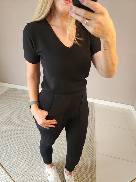 Camiseta moletinho de viscose gola V preto