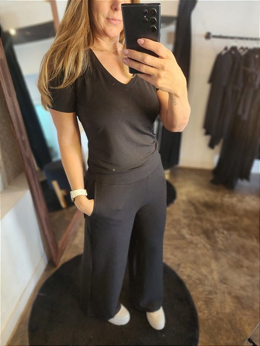 Camiseta moletinho de viscose gola V preto