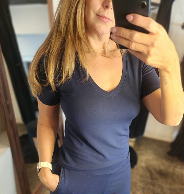 Camiseta moletinho de viscose gola V azul marinho