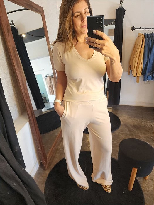 Camiseta moletinho de viscose gola V creme