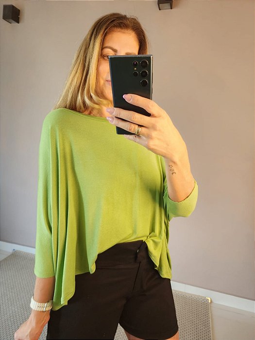 Blusa ampla verde claro tecido podrinha