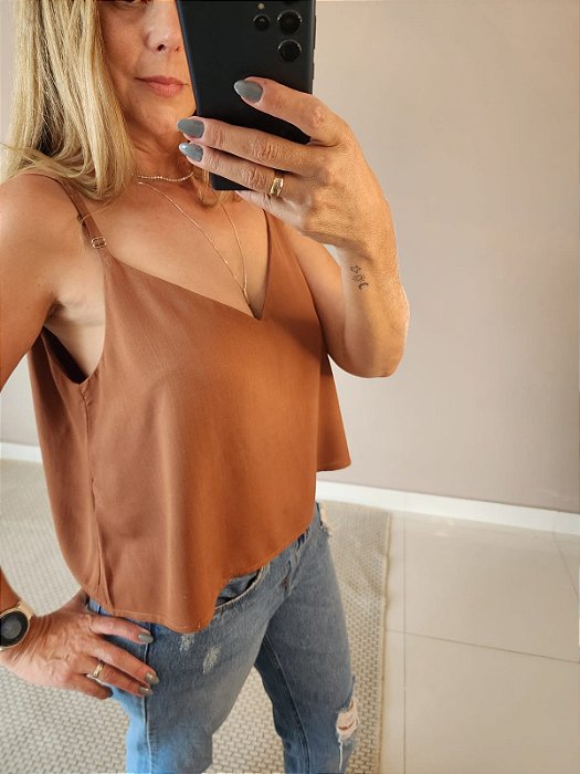 Blusa alça no tecido viscolinho marrom