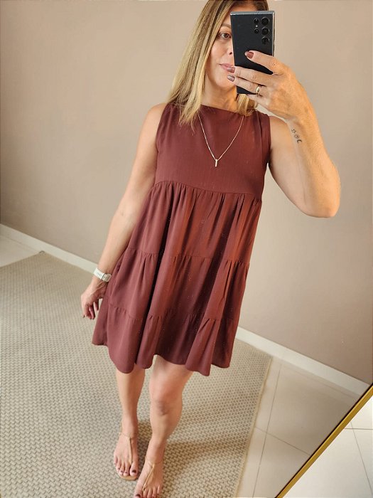 Vestido curto em camadas c bolso e fechamento c ziper marrom