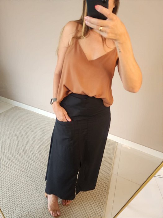 Saia midi no Viscolinho preto