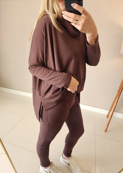 Blusa manga longa em moletinh c gola na cor marrom