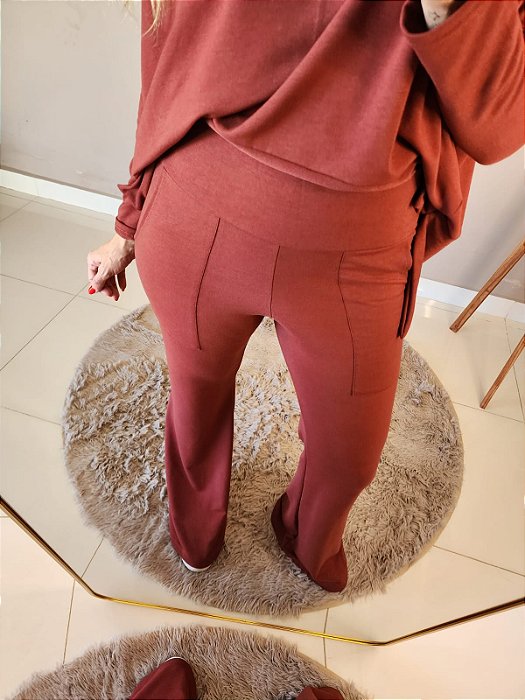 Calça flare no molet de viscose c bolsos terra
