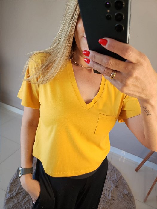 Camiseta em algodão Dani c/ bolso na cor amarelo