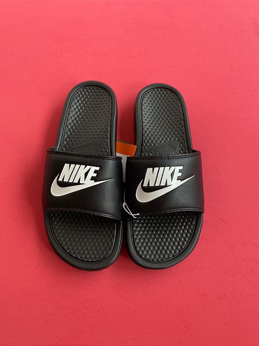 Chinelo Nike Benassi Preto (forma justa)