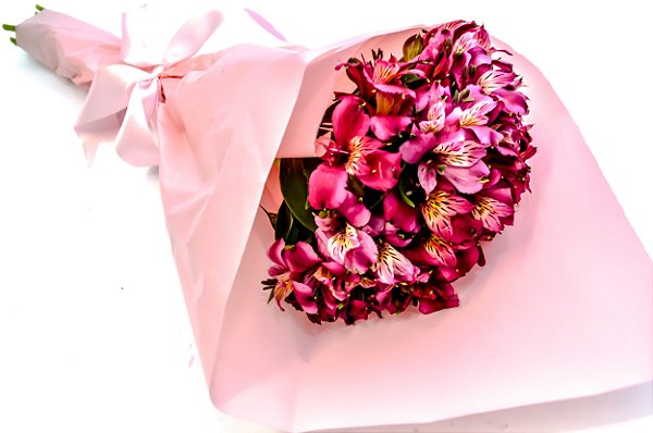 Buquê Romance de Astromélias Rosas