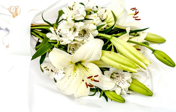Buquê Elegância de Flores Brancas
