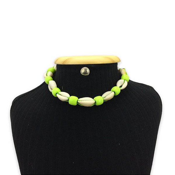 Colar Choker de Conchas Sintéticas nas Cores Verde e Branco