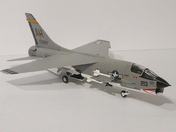 RARO! Vought F-8E Crusader - 1:72
