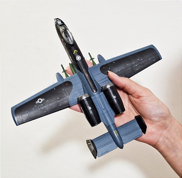 A-10 com PINTURA ESPECIAL - 1:72 (25CM)