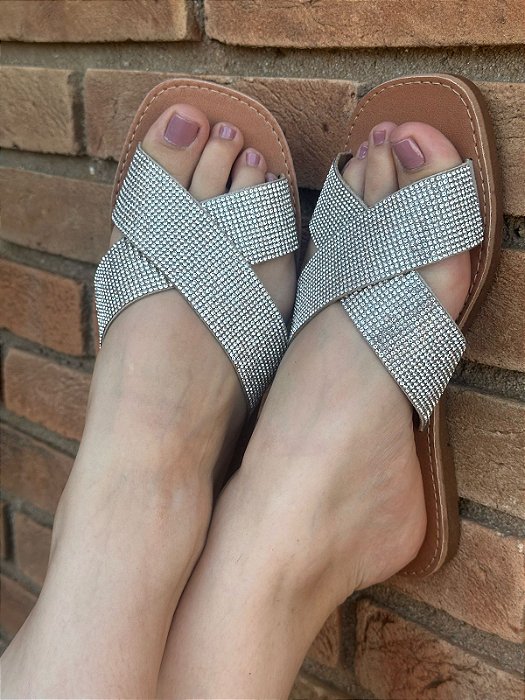Chinelo Rasteira Cruzado Strass Prata