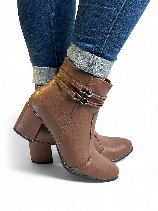 Bota Salto Bloco Pingente Bolinha Café